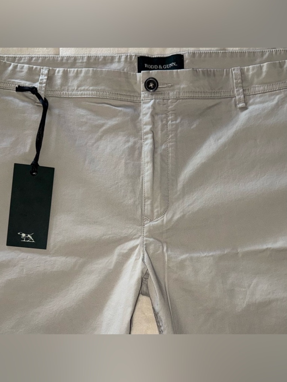 Rodd & Gunn 9" Flat Front Stretch Shorts - Pebble. Size 40